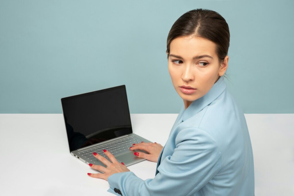 mulher no computador (virtualização)