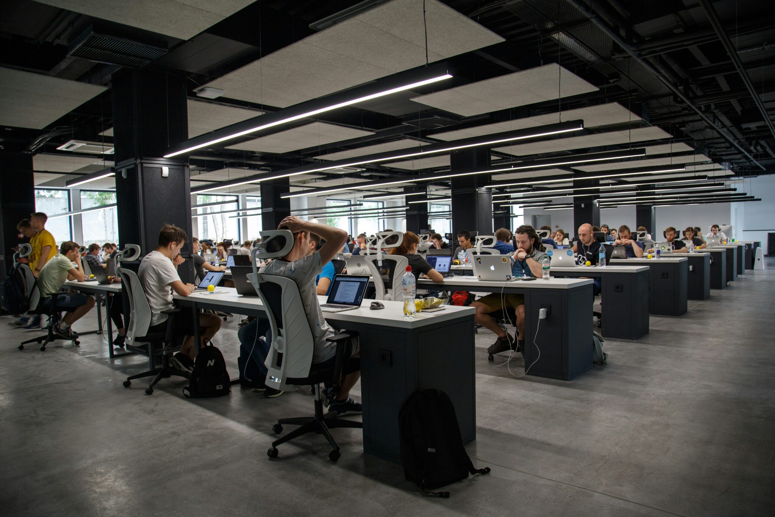 Profissionais reunidos em um ambiente de trabalho